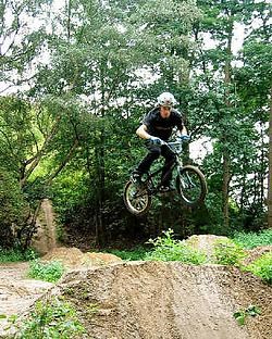 De jongeren leven zich uit op het bestaande parcours langs de E19, maar dat moet nu verdwijnen. rr