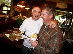 Zaakvoerder Johan en kok Paul Cox (links) kregen de prijs voor het best bereide stoofvlees. Yorick Jansens<br>