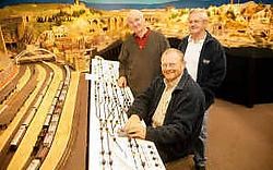 René Ceulemans, Eric Van Hemelrijck en Marc Coessens van miniatuurclub De Pijl. Inge Van Den Heuvel