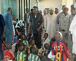 De Tsjadische president Idriss Déby bezoekt in Abéché de kinderen die naar Frankrijk hadden moeten vertrekken. Volgens hulporganisaties zijn de kinderen gemiddeld vier jaar oud.ap<br>