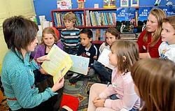 De kinderen van Don Bosco luisteren geboeid naar Ketnetwrapster Kristien Maes over hoe om te gaan met mensen met een handicap. <br>Yvan De Saedeleer<br>