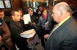 Abderrahim Lahlali, die de handtekeningen overhandigde aan burgemeester Termont: 'We willen een dialoog, maar als onze reikende hand niet wordt aanvaard, dan zullen we dat niet vergeten.'Gianni Barbieux