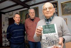 Piet Verhasselt en Roger Verlie van heemkring Bodeghava gingen het boek overhandigen aan Miel Peetersmans, een echte Bodegemnaar die zelf nog in WO II heeft gevochten.Yvan De Saedeleer<br>