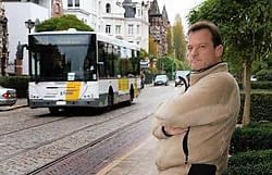 Henk Mesuere klaagt over het vele busverkeer in zijn straat, de Cogels-Osylei. Koen Fasseur<br>