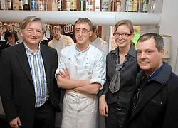 De kok Frederik Hoorne en de sommelier Hilde Jonckheere van Restaurant Aneth (rechts uitbater Paul Hendrickx ) vielen in de prijzen gejureerd door gouverneur Steve Stevaert (links).Michel Vanneuville