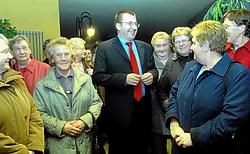 Minister Steven Vanackere luisterde naar de Okra- vrijwilligers. Carol Verstraete<br>