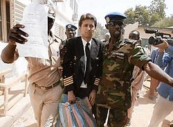 De Spaanse piloot Agustin Rey, na zijn verhoor bij de onderzoeksrechter in N'Djamena.afp<br>