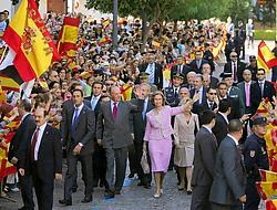 OMSTREDEN BEZOEK <br>De Spaanse koning Juan Carlos en koningin Sofia werden gisteren enthousiast onthaald in Ceuta, een van de Spaanse enclaves in Marokko. Het is het eerste bezoek van een Spaanse vorst aan de enclave sinds 1927, toen Juan Carlos' grootva
