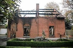 Het huis in de Kapelstraat in Heusden brandde helemaal uit. Het buurhuis liep zware rookschade op. Mine Dalemans<br>