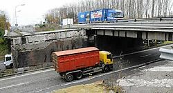 Voor eind december moeten de brug over de A12 in Breendonk en het wegdek eronder vernieuwd zijn. Eddy Van Ranst