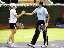 Justine Henin en coach Carlos Rodriguez werken in Madrid een laatste training af. 'Waar ik vroeger als een bezetene zou hebben getraind, sla ik nu nog maximaal twee uur per dag tegen een bal. Ik kies niet meer voor de kwantiteit, maar voor de kwaliteit' z