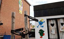 Om hun ongenoegen te uiten hingen enkele ouders aan de gevel van de school zwarte linten, ballonnen en harten.<br>Michel Vanneuville