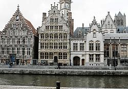 Het Huis der Vrije Schippers (midden, in de schaduw van de toren van het gewezen postgebouw) staat op een toeristische toplocatie, maar zo'n voordeel heeft ook nadelen.<br>Gianni Barbieux