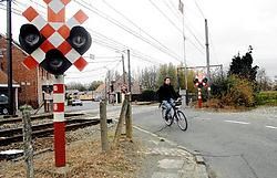 De overweg Rossevaalstraat is uitgerust met lichten en twee halve slagbomen. Carol Verstraete
