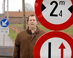 Mario Verhellen (SP.A) aan de bewuste wegversmalling.David Stockman