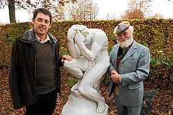Raf Seys (rechts) en schepen Dirk Ampoorter bij het beeld van Auguste Rodin dat een plaats kreeg op kerkhof <br>De Warande. Isabelle Vanhassel