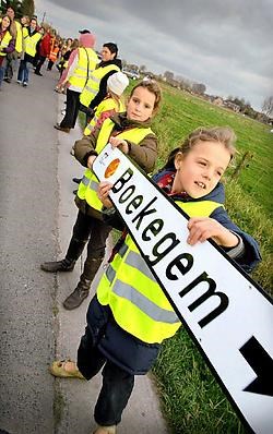 Bijna driehonderd mensen vormden een mensenketting om de wisseltrofee van Kruishoutem naar het nieuwe Boekegem Zulte over te brengen. David Stockman