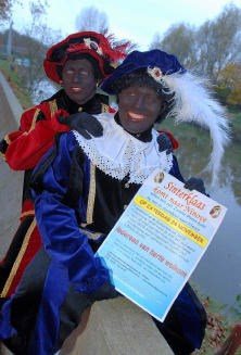 Twee zwarte Pieten kondigen de komst van Sinterklaas aan. yds<br>