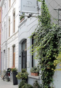 De locatie van Dinelli's is ongewoon, maar werkt wel.gia<br>