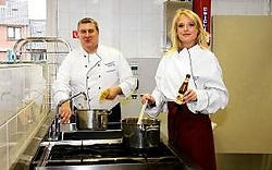 Burgemeester Sandy Evrard testte gisteren samen met Miss België Annelien Coorevits zijn spaghetti-recept uit. rr <br>