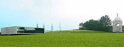 Op het Tyne Cot Cemetery is het onthaalpaviljoen, net als de begraafplaats, landschappelijk opgevat. rr<br>