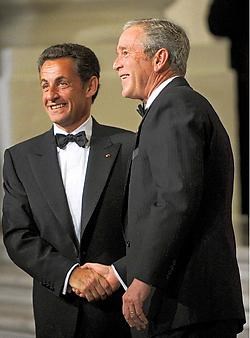 Dikke maatjes <br>De Franse president, Nicolas Sarkozy (links), op officieel bezoek in de VS, verzekerde eerst president George W.Bush en later het Congres dat hij 'het hart van Amerika wil heroveren'. De relaties tussen beide landen waren erg bekoeld doo