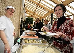 Vegetarisch buffet gesmaakt <br>Het provinciebestuur heeft gisterenmiddag in het provinciehuis een vegetarisch buffet aangeboden aan zijn personeelsleden. De bedoeling was om hen te laten kennismaken met de onbekende kanten van vegetarische gerechten. <br