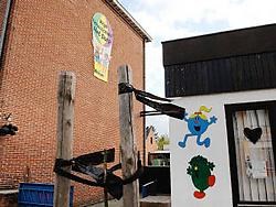 Enkele ouders tooiden om hun ongenoegen te uiten de gevel van de school met zwarte linten, ballonnen en harten.Michel Vanneuville