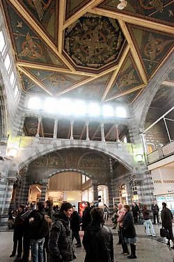 De kleuren van de plafondschilderingen in de stationshal van Gent-Sint-Pieters zijn helemaal vervaagd. De restauratie moet de verloren schittering terugbrengen.Gianni Barbieux