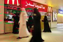 Christoph Wilcke van Human Rights Watch: 'Dit vonnis toont aan hoe sterk de overtuiging bij de Saudische<br> rechters is dat de plaats van vrouwen in huis is.' Foto: straatbeeld in Riyad.Photo News<br>
