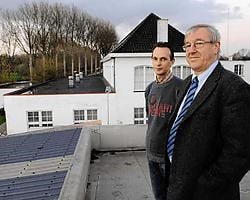 Koen Ornelis en Michel Vanderostyne: de opslagruimte (links) en het parochiaal centrum (wit gebouw) zouden moeten verdwijnen. Michel Vanneuville<br>
