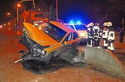 De wagen van de 25-jarige man smakte tegen de betonnen blokken.