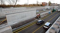 De A12 in Rumst is dit weekend afgesloten voor het leggen van dwarsliggers van de brug.<br>Eddy Van Ranst<br>