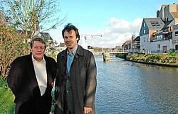 De schepenen Norbert De Mey en Jan Vermeulen van Deinze willen aanmeermogelijkheden voor pleziervaartuigen ter hoogte van het Kerkplein langs de Leiedam. Guy Van Den Bossche