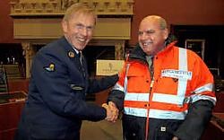 Hoofdcommissaris Steven De Smet gaf Daniël Termont een extra large fluojas. Want ook een burgemeester moet zichtbaar zijn in het verkeer.Gianni Barbieux
