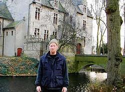 Huisbewaarder Ludwig Van Belleghem vond een urne met de as van een vrouw uit Brussel in de kasteelvijver. Mark Maes