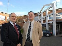 Vice-president Barco Jean-Pierre Tanghe (links) en president BarcoVision Bernard Cruycke voor de Barco-gebouwen in de Theodoor Sevenslaan die verkocht worden. Patrick Holderbeke