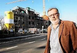 Schepen Eric De Keyser bij de bouwwerf van het tweede appartementsblok in de Galileïstraat. Isabelle Vanhassel