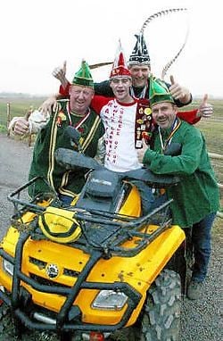 Maarten Van Laere (midden) wordt als kandidaat prins carnaval 2008 onder meer gesteund door ex-prinsen Bart Bruggheman (2003), Marc Van Mele (2004) en Frederik Buysse Vacas<br>