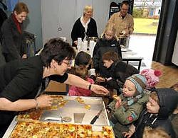 De kindjes van de Sint-Jozefschool konden gisteren proeven van allerlei lekkers. Paul De Malsche