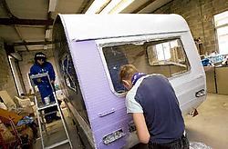 Zes jongeren van vzw Sporen leren aan de caravan onderhandelen, toegeven, overleggen en volhouden.Jef Collaer<br>