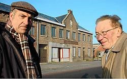 Antoon Vranken (l) en meester Leon Wampers (r) voor het Katholiek Volkshuis van Op-Grimby. (lcm)<br>
