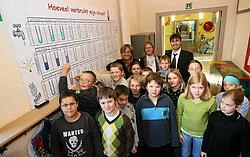 De kinderen in de Ernest Van Glabbekeschool noteren nauwkeurig de meterstanden op een groot bord. Peter Maenhoudt
