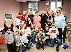 De senioren van Koningshooikt speelden het voedingskaartspel tegen de leerlingen van de Heilig Hartschool.Eddy Van Ranst<br>
