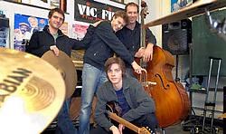 De jonge band bestaat uit Michiel Claus aan de drums, Pieter Baert op de contrabas, Lennart Van Praet aan de piano en Lucien Fraipont speelt uitzonderlijk mee op gitaar. Yvan De Saedeleer<br>