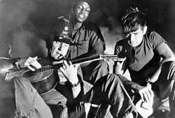Met Albert Hall en Martin Sheen in Apocalypse Now. ap<br>