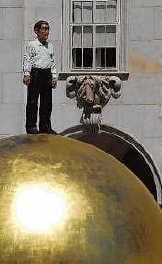 Sphaera, verrassende hedendaagse sculptuur van Balkenhol. rr<br>