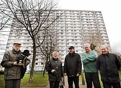 De bewoners Edward Demuynck, Norma Demeyer, Marc Van Weverberg, Boudewijn Van Belle en Frank Geirnaert zien de toekomst in de Rabottorens weer hoopvol tegemoet: 'De sfeer is helemaal omgeslagen.'Gianni Barbieux<br>
