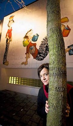 Cordelia siert voortaan de stripmuur in de Keizerstraat. Ilah is tevreden over het resultaat. Wim Kempenaers <br>