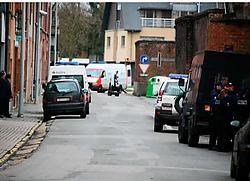 1 Achter gepantserde wagens hielden agenten met kogelvrije vesten zich klaar om in te grijpen. <br> Herman De Wit<br>2 Omstreeks half elf reed de radiobestuurde robot de gevangenis binnen. Hendrik De Rycke<br>3 Deze schoolkinderen mogen niet in een straal